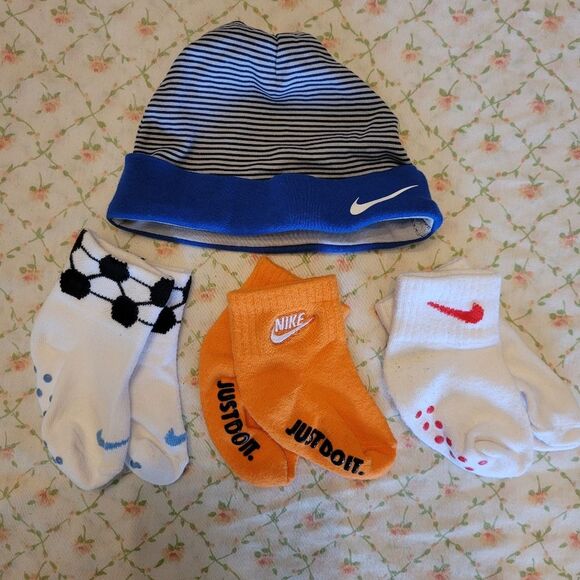 Nike Size 6 Months Blue & White Long Sleeve Top Pants Hat Socks 6 Piece Bundle - Picture 2 of 4